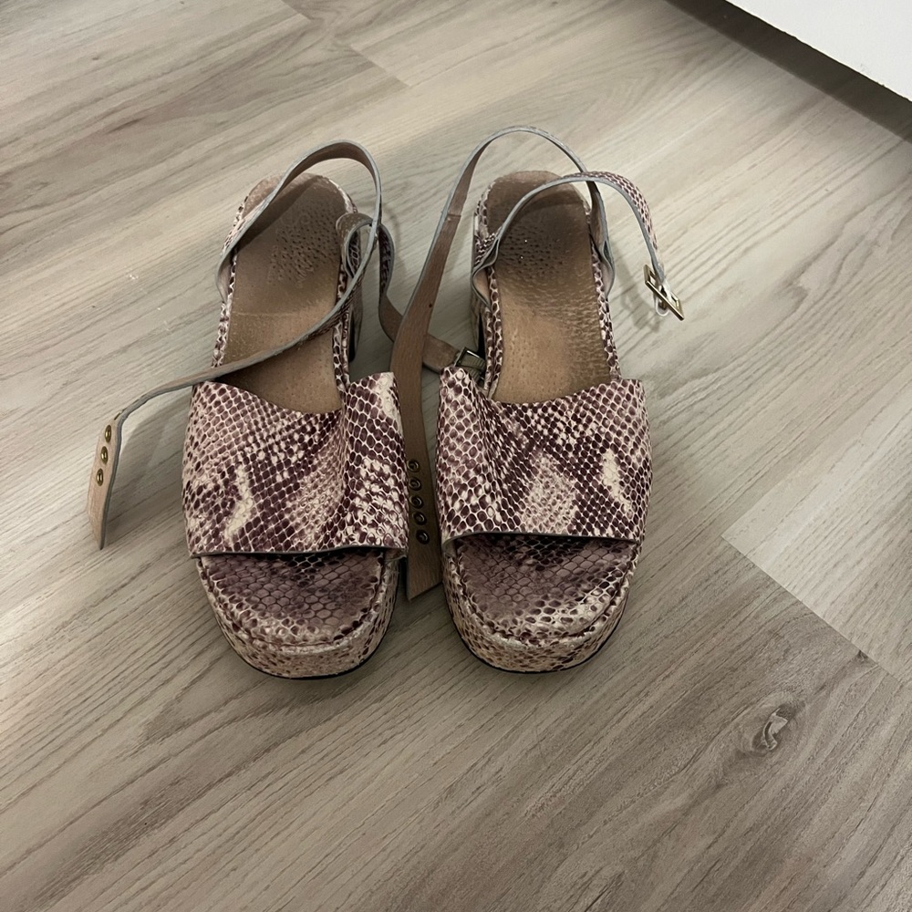7.5 snakeskin clog
